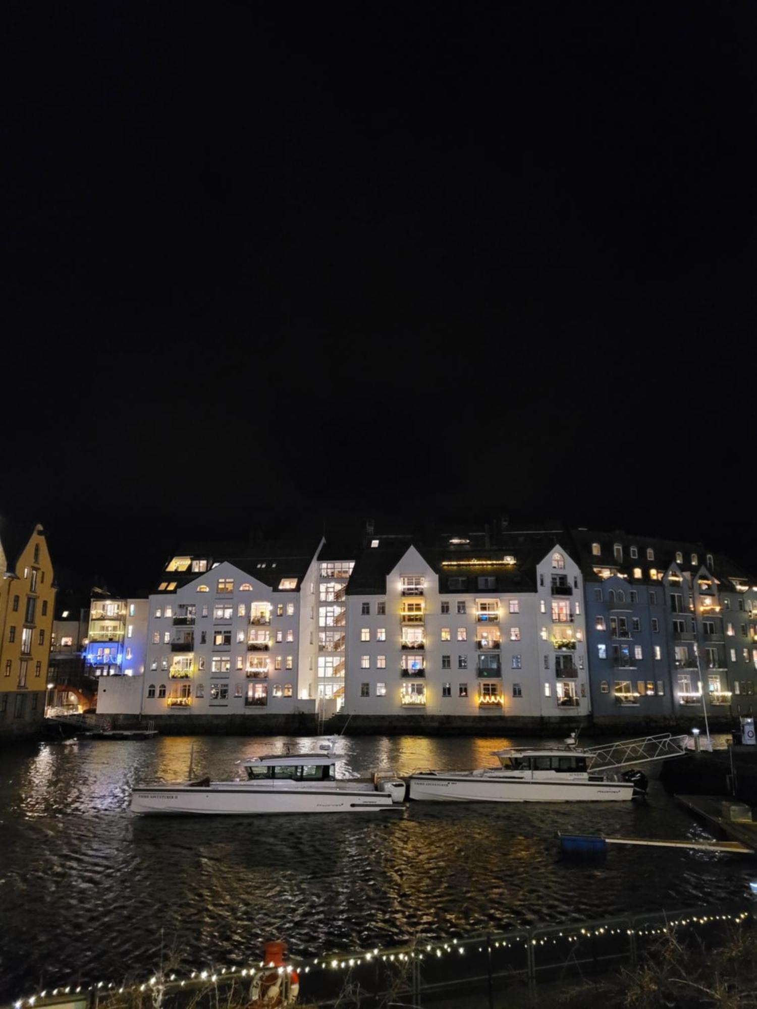 Single Elegant Room I Sentrum- Sea View Ålesund Exterior photo